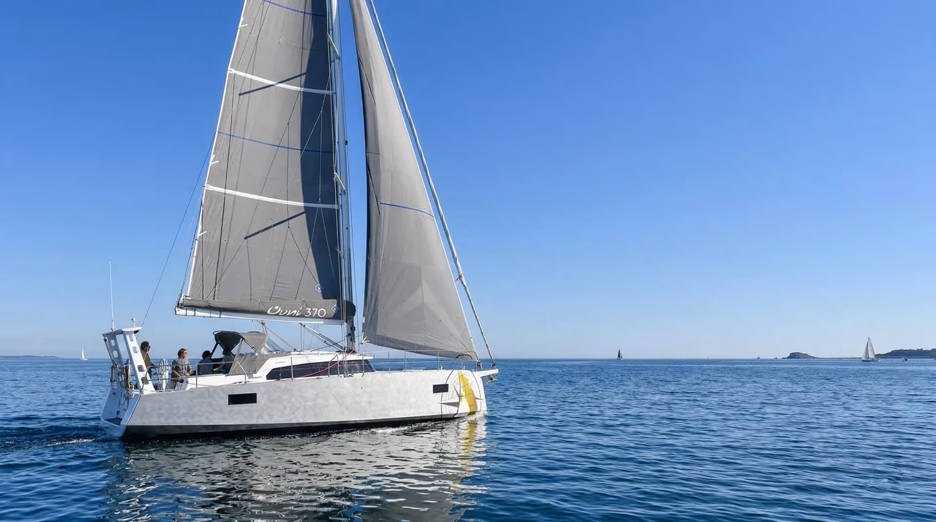 Ovni 370 under sail