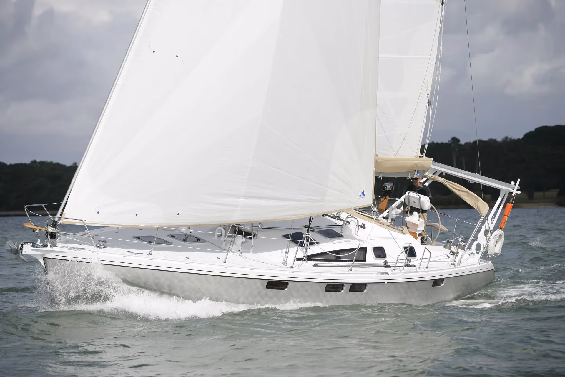 Ovni 435 under sail