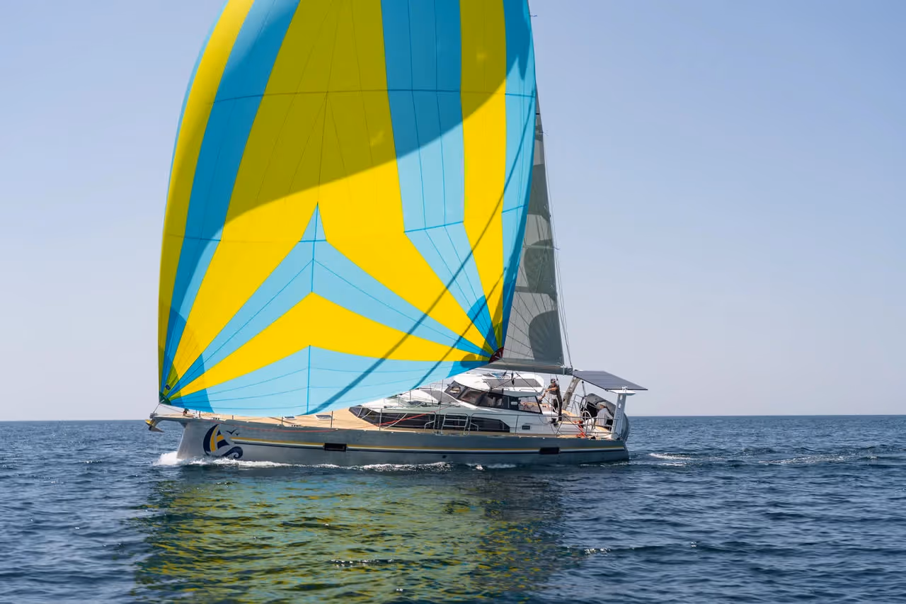 Ovni 490 under sail
